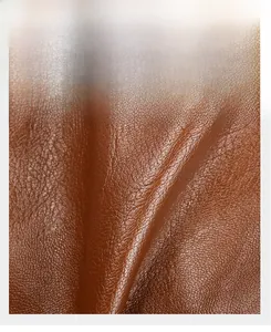 Gros plan sur le cuir marron avec motif litchi montrant la texture souple et durable