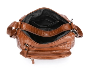 Détails des poches zippées du sac en cuir PU marron avec grande capacité de rangement