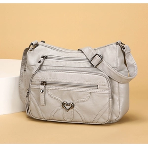 Sac bandoulière en cuir souple gris clair avec boucle cœur en métal et poches zippées