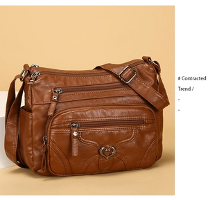 Sac à bandoulière marron en similicuir souple avec fermetures éclair et cœur