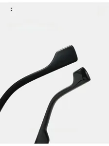 Detail of ergonomic curved black mirror legs on high-quality resin sunglasses