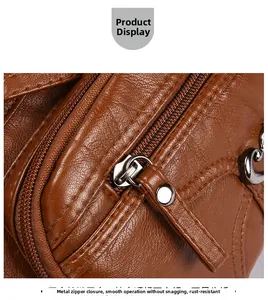 Détail d'un sac en cuir marron texturé avec fermeture éclair en métal argenté antirouille
