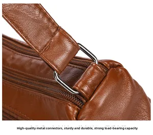 Détail du sac en cuir marron montrant l'anneau en D argenté et les coutures de précision