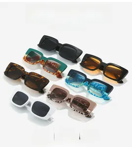 Collection de lunettes de soleil carrées de couleurs variées sur surface blanche réfléchissante