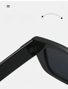 Détail de la charnière métallique renforcée sur des lunettes de soleil carrées à monture noire