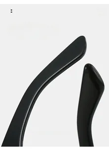 Détail des branches noires brillantes avec design ergonomique pour un port confortable
