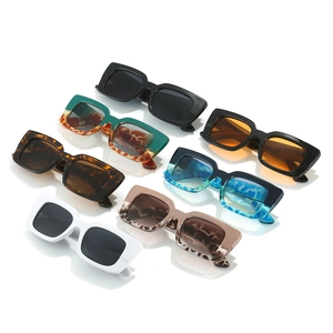 Collection de lunettes de soleil rétro carrées avec montures épaisses colorées et verres teintés