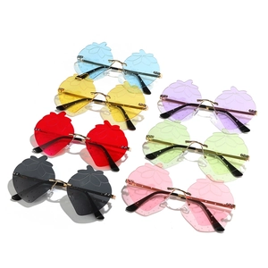 Rahmenlose Sonnenbrille in Erdbeerform in sieben Farben mit Metallsteg und Harzgläsern