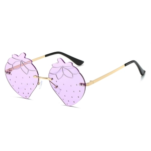 Rahmenlose Sonnenbrille in Erdbeerform mit lila Gläsern und goldenem Metallgestell