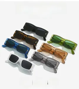 Détail de sept lunettes de soleil rectangulaires avec accents dorés élégants