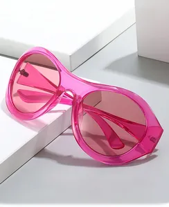 Gros plan sur les lunettes Y2K futuristes rose transparent avec verres de protection