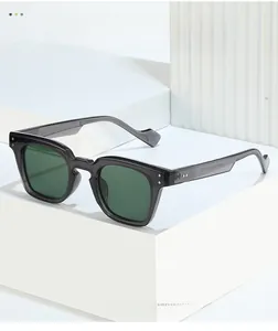 Détails des lunettes de soleil carrées gris translucide avec rivets et marquage CE