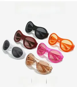 Gros plan détaillé des lunettes de soleil oversize futuristes Y2K en six couleurs tendance