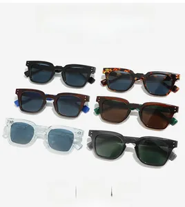 Vue à plat de lunettes de soleil carrées vintage en six couleurs avec détails de normes CE
