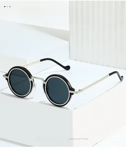 Détail des lunettes de soleil rondes vintage avec monture en métal argenté et noir