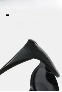 Détail de la charnière élastique et texture noire brillante sur lunettes Y2K