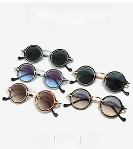 Gros plan de lunettes de soleil steampunk avec montures rondes en métal de diverses couleurs