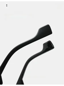 Détail des branches incurvées noir brillant et de la finition lisse de ces lunettes