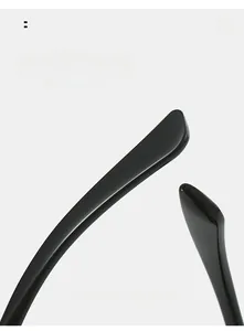 Gros plan des branches ergonomiques incurvées sur des lunettes de soleil de sport Y2K