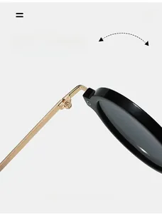 Vue détaillée de la charnière en métal doré durable sur ces lunettes de soleil punk