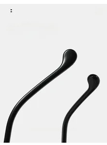 Détail des branches noires incurvées pour un confort optimal sur ces lunettes punk rétro