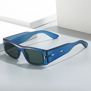 Lunettes de soleil rectangulaires avec monture bleue et détails dorés aux branches
