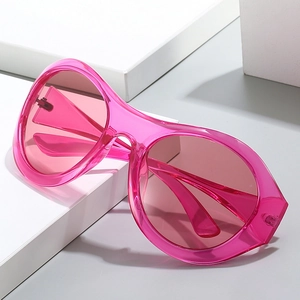 Lunettes de soleil de sport Y2K futuristes à grande monture rose transparent sur blanc