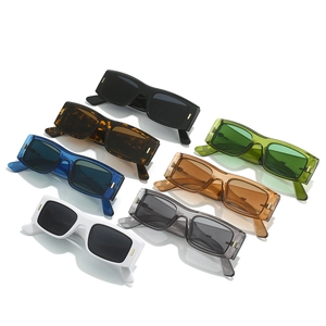 Lot de lunettes de soleil carrées élégantes en sept couleurs sur fond blanc