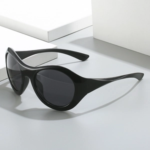 Lunettes de soleil de sport Y2K futuristes avec monture noire surdimensionnée