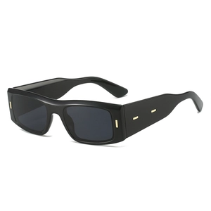 Lunettes de soleil carrées noires avec accents métalliques dorés et verres teintés