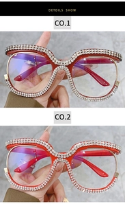 Dettaglio montatura oversize con strass incastonati e lenti filtro luce blu