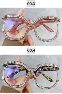 Dettaglio montature rosa corallo e tartarugate con lussuosi abbellimenti in strass