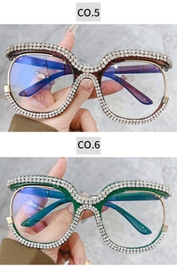 Dettaglio montature occhiali oversize con strass a forma di gufo in marrone e verde scuro