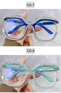 Dettaglio montature oversize con strass blu e verde menta e lenti anti-luce blu
