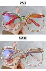 Dettaglio montature occhiali a civetta oversize con strass in sfumato e beige