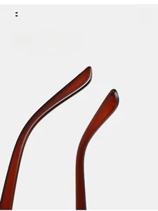 Dettaglio macro delle aste ergonomiche curve color ambra per occhiali anti-luce blu