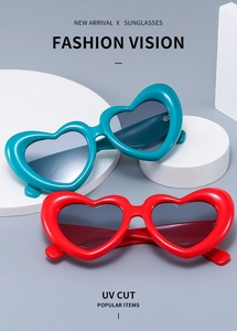 Détail de lunettes de soleil en forme de cœur bleu et rouge avec verres anti-UV
