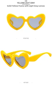 Vue de face et à 45 degrés des lunettes de soleil coeur jaunes avec verres gris clair