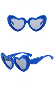 Détail de lunettes de soleil en forme de cœur avec monture bleue et verres gris