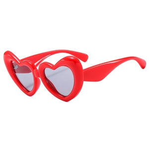 Lunettes de soleil coeur rouge à la mode avec verres gris foncé pour femme