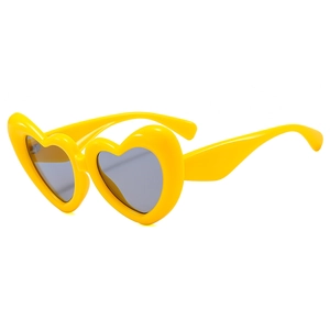 Lunettes de soleil cœur jaunes style bouffant avec verres sombres en vue de 45 degrés