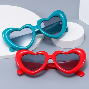 Lunettes de soleil chic en forme de cœur avec monture brillante rouge et bleue
