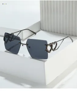 Gros plan sur verres gris sans monture avec décor double cœur en métal et strass