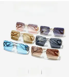 Vue détaillée des charnières en cœur sur lunettes de soleil carrées sans monture