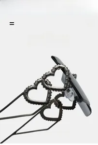 Détail de lunettes de soleil cœur sans monture avec décor double cœur en métal sur la branche