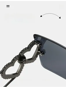 Détail de lunettes de soleil sans monture avec charnière en cœur et verres gris foncés