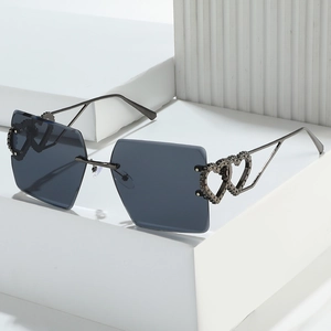 Lunettes de soleil cœur sans monture avec verres gris foncé et branches en métal