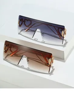 Detailansicht der goldenen Metallbügel mit Herz-Ausschnitt bei der randlosen Sonnenbrille