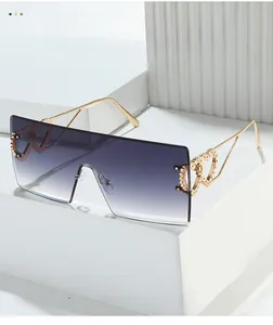 Detailansicht der rahmenlosen rechteckigen Sonnenbrille mit blau-violettem Farbverlauf