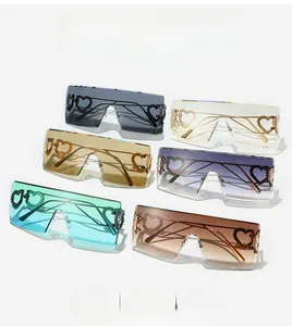 Detailansicht der randlosen quadratischen Sonnenbrille mit hohlem Herz-Scharnier-Design